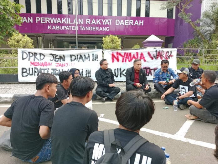 Mahasiswa minta Pemkab Tangerang segera selesaikan persoalan truk tambang yang beroperasi di wilayah Tangerang Utara, Senin (18/5).