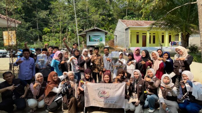 Mahasiswa Untirta Edukasi Masyarakat Cara Pembuatan Pupuk Organik Cair