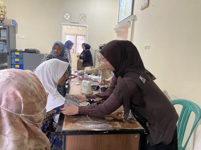 Mahasiswa Untirta Bersama Puskesmas Pabuaran Berikan Layanan Cek Kesehatan Gratis
