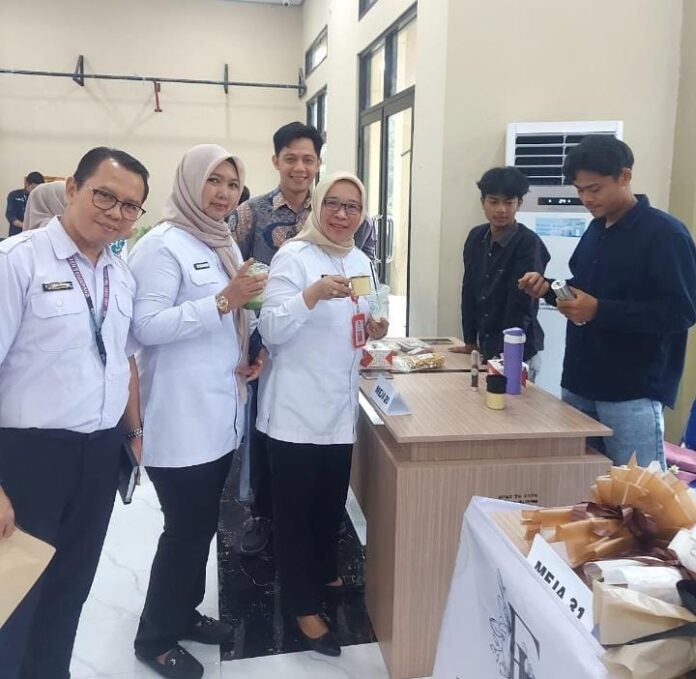 Kepala Dispar pora Kabupaten Tangerang bersama Ketua FKP meninjau stand pengusaha muda pada acara Inkubasi Bisnis Kewirausahaan Muda Tingkat Kabupaten Tangerang Tahun 2026.