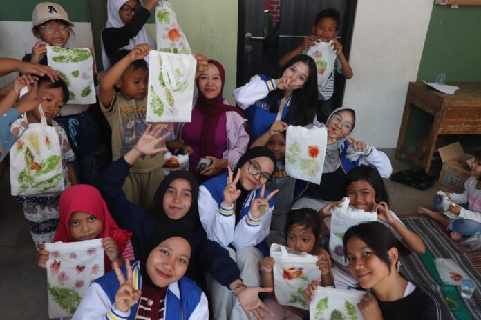 Mahasiswa Kuliah Kerja Nyata (KKN) Universitas Muhammadiyah Tangerang (UMT) foto bersama puluhan anak usia Sekolah Dasar.