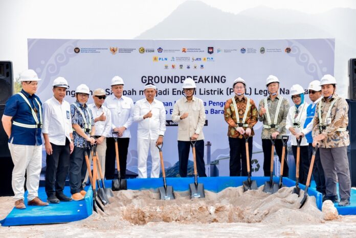 Prosesi groundbreaking Pembangunan Pengolahan Sampah menjadi Energi Listrik (PSEL) Legok Nangka di Kabupaten Bandung, Rabu (29/7/2026). Proyek ini ditargetkan mengolah 2.131 ton sampah per hari menjadi listrik berkapasitas 40,79 megawatt. (Sumber Foto: Kementerian ESDM)