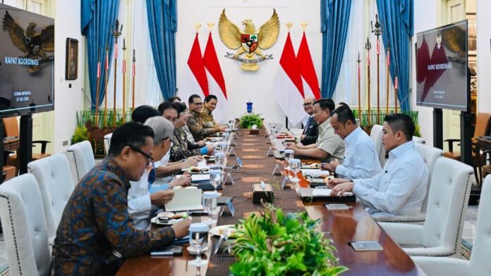 Prabowo Subianto memimpin rapat bersama jajaran Komite Stabilitas Sistem Keuangan (KSSK) pada Senin, 27 Juli 2026 di Istana Merdeka, Jakarta. Foto: BPMI Setpres/Laily Rachev