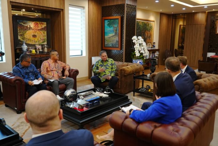 Menteri Koordinator Bidang Perekonomian Airlangga Hartarto menerima kunjungan UK Trade Commissioner for Asia Pacific Martin Kent di Jakarta untuk membahas penguatan kerja sama ekonomi Indonesia dan Inggris. (Sumber Foto: Kemenko Perekonomian)