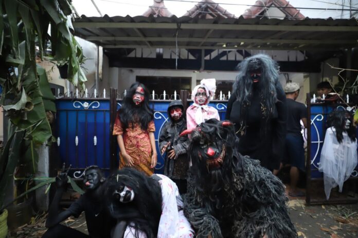 Desa Hantu Cicadas, UMKM Bandung, UMKM Cicadas, Wisata Bandung, Wisata Horor, Ekonomi Lokal, Cibeunying Kidul, Cicadas, Kota Bandung, Kreativitas Pemuda, Wisata Komunitas, Ekonomi Warga