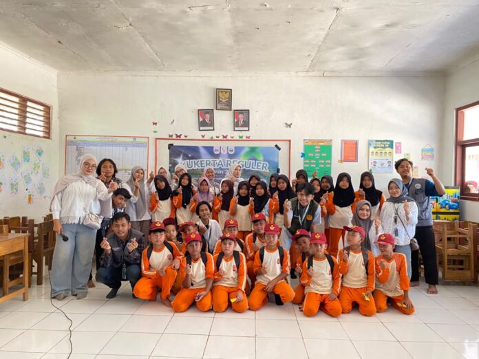 Mahasiswa Kukerta Kelompok 23 UIN Sultan Maulana Hasanuddin Banten memberikan edukasi anti-bullying kepada siswa SDN 1 dan SDN 2 Sukanegara, Kabupaten Lebak, Kamis (30/7/2026). (Sumber Foto: Dokumentasi Kukerta Kelompok 23 UIN SMH Banten)