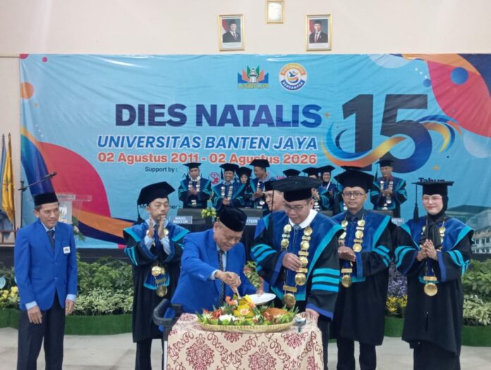 Momen pemotongan tumpeng oleh Ketua Yayasan Unbaja, Subai, yang disaksikan langsung oleh Rektor Unbaja, Prof. Dadang Herli, beserta jajaran senat universitas dalam perayaan Dies Natalis ke-15 Universitas Banten Jaya, Minggu (2/8/2026).