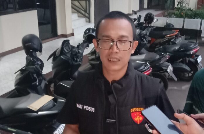 Kepala Seksi Intelijen Kejari Kota Tangerang, Hasbullah, memberikan keterangan kepada awak media terkait penetapan tersangka baru kasus dugaan korupsi pengoperasian pesawat PT Angkasa Pura Kargo di Kantor Kejari Kota Tangerang, Rabu (5/8).