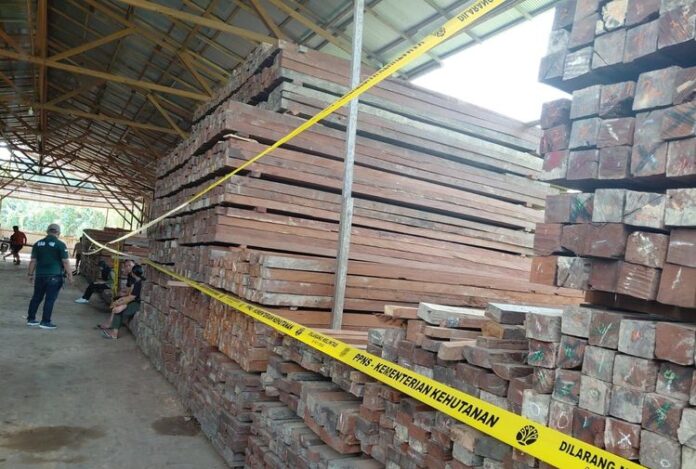 Penyidik Balai Gakkum Kehutanan Wilayah Kalimantan mengamankan kayu ulin yang diduga ilegal di sebuah gudang di Samarinda.