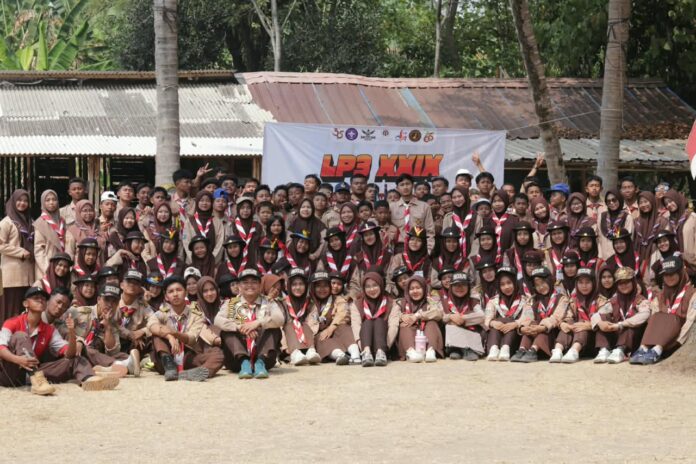 Mahasiswa PLP UIN SMH Banten foto bersama pada acara lomba Perkemahan Penggalang dan Penegak (LP3) ke-29 di kawasan Pantai Cipanon, Tanjung Lesung, Pandeglang.